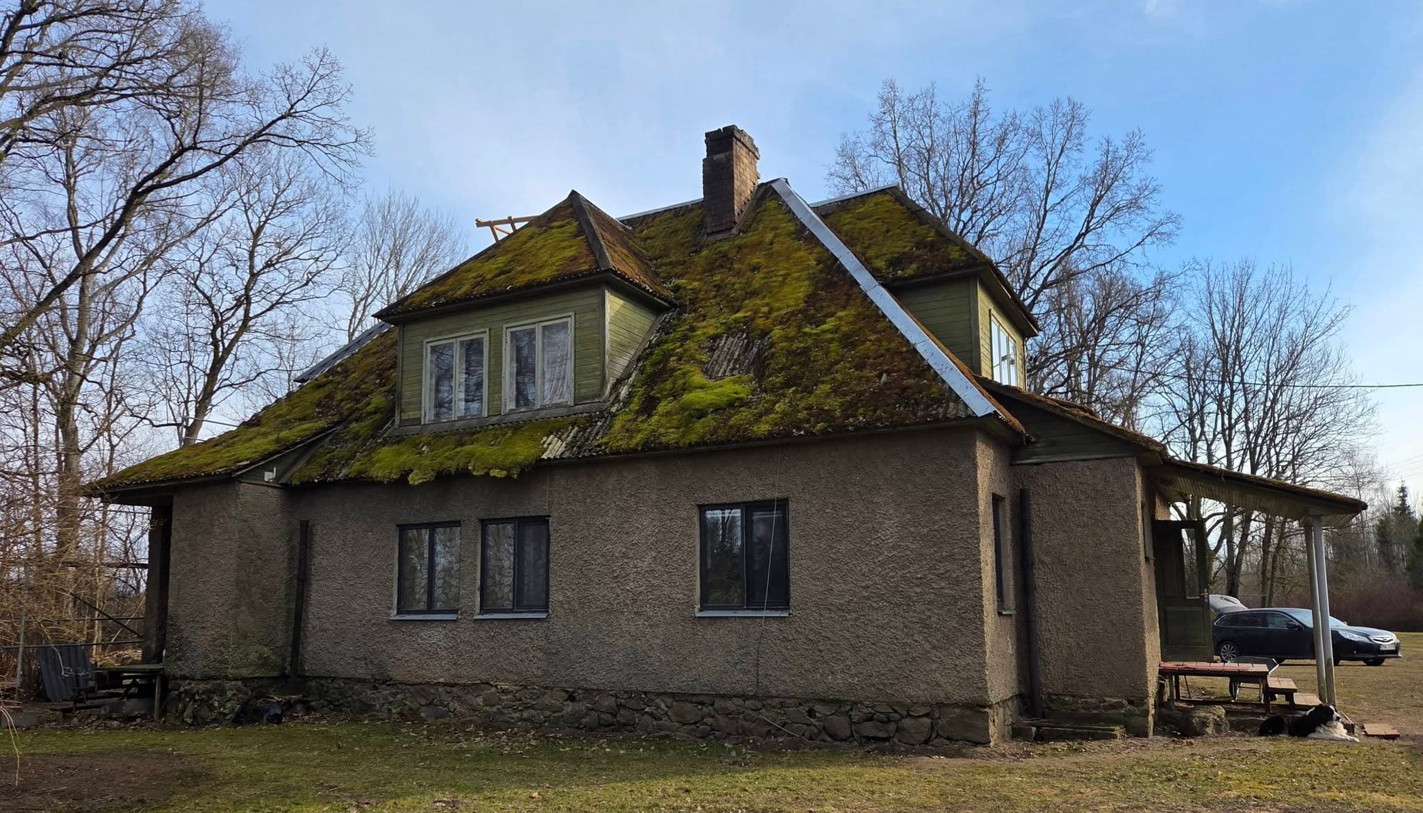 Sammaldunud vana katus kivimajal