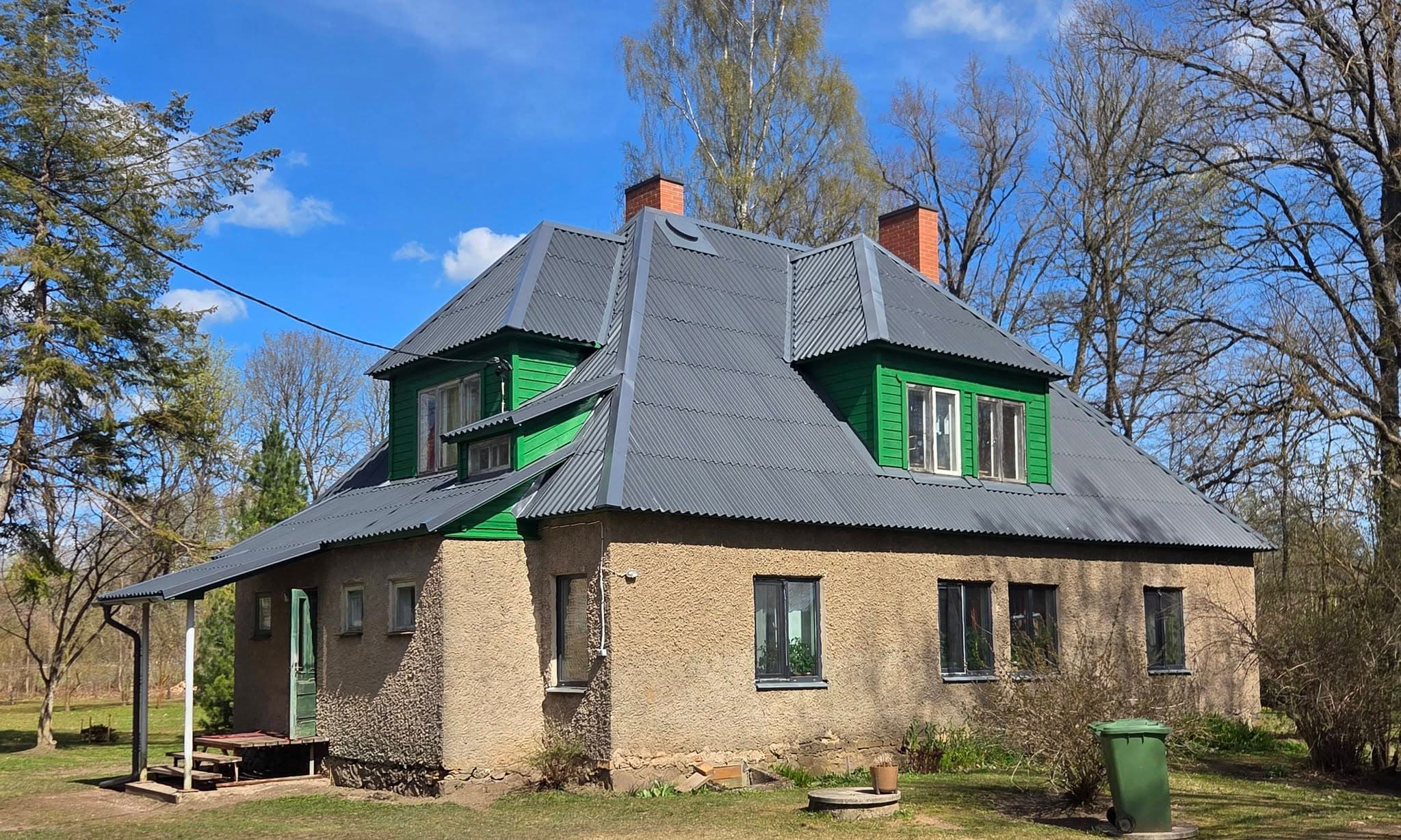 Hall katus ja katuseaknad kivimajal