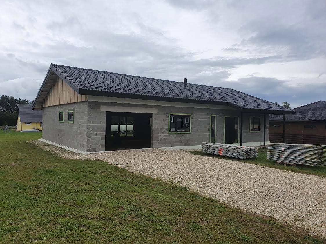 Tume viilkatus heledal ühekorruselisel elamul