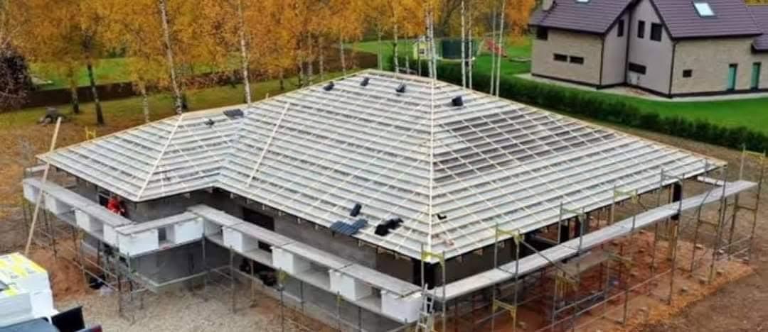 Katuse roovitus ja tellingud ehitusjärgus hoonel